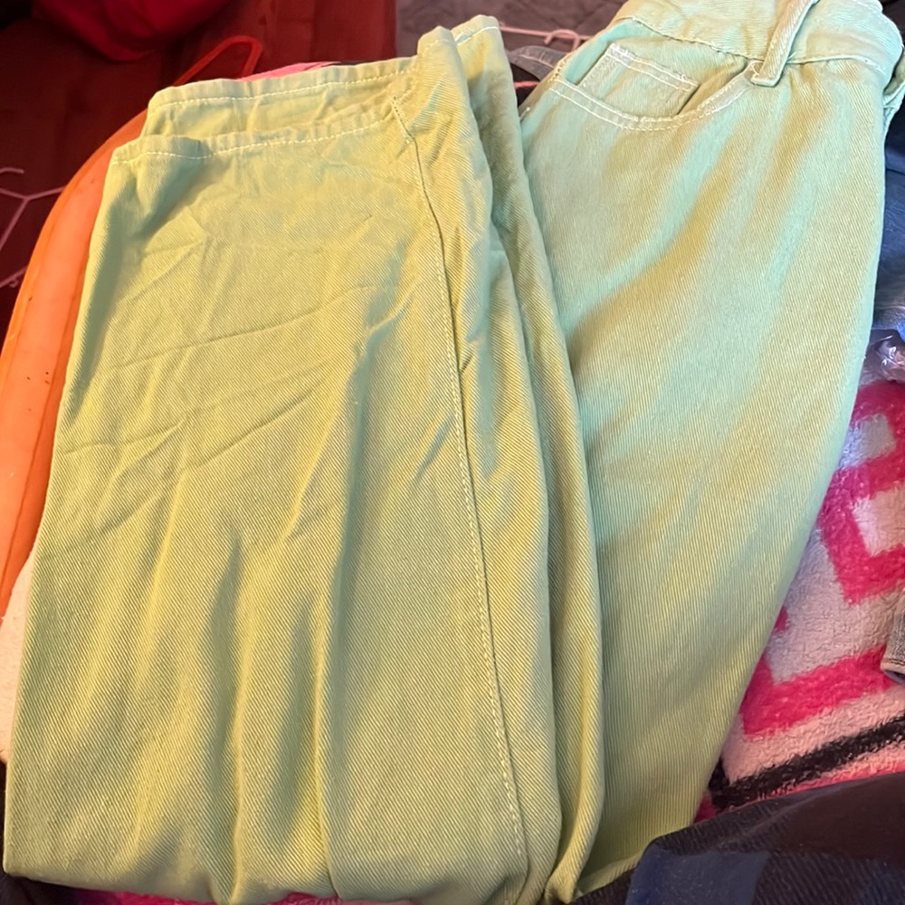green denim jeans with white stitching